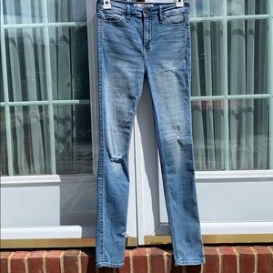 HOLLISTER NWOT medium wash jeans